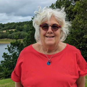 Lesley web 300x300 - Lesley web